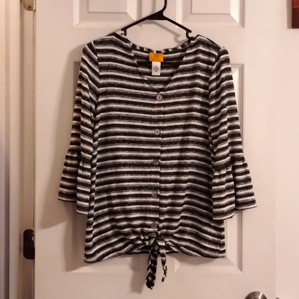 Bell Sleeved Top Black 🖤 White 🤍 🩶 Gray